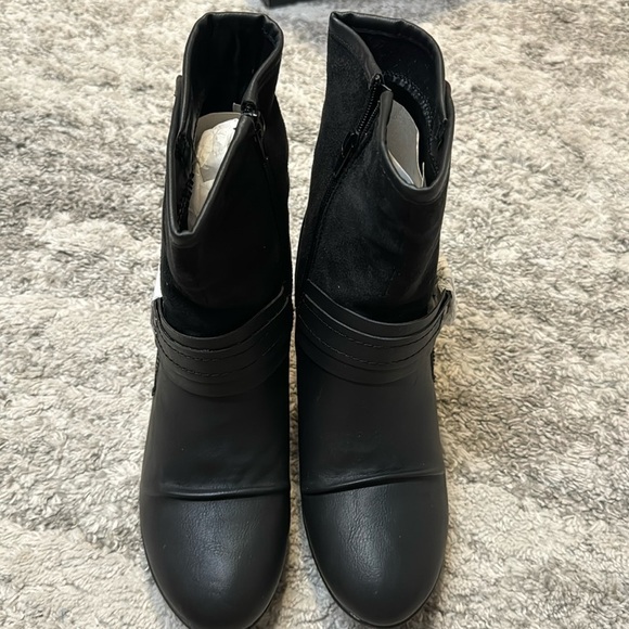 Bumper boot heels | SIZE 8.5 - Picture 2 of 4